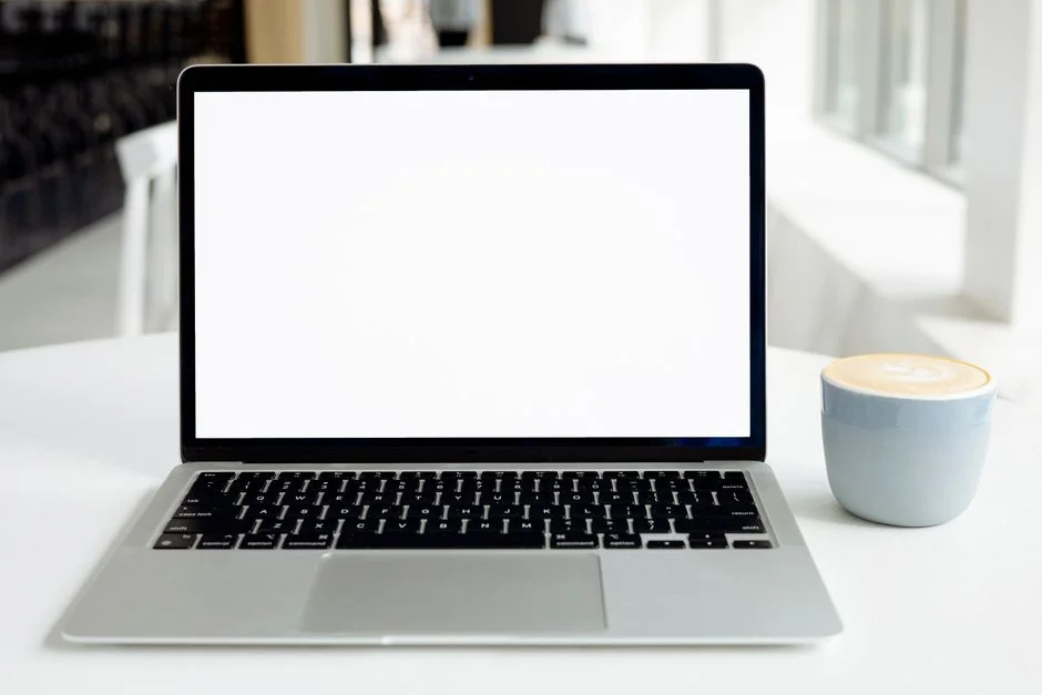 silver-imac-displaying-color-gradient-x335izxxfc